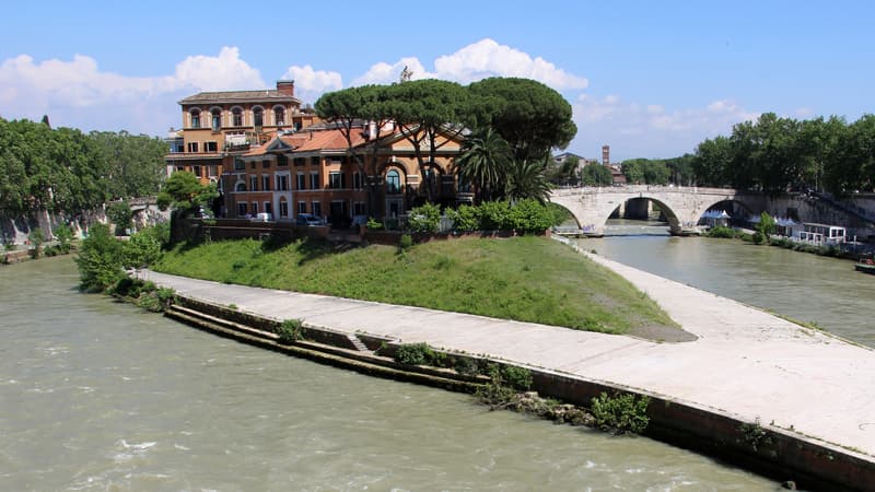 L'hôpital Fatebenefratelli situé à l'ouest de l'île Tibérine, à Rome, en Italie