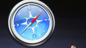 En 2003, Steve Jobs présente Safari, le navigateur d'Apple. 