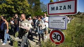 Des personnes participent à une marche dans et autour du village de Mazan, près d'Avignon, pour soutenir Gisèle Pelicot et protester contre la violence à l'égard des femmes, le 5 octobre 2024
