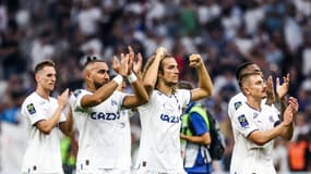 Payet, Guendouzi, Rongier, Milik et les joueurs de l'OM saluent le public, le 7 août 2022