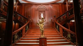 La réplique du Grand Escalier de la section de première classe du paquebot Titanic le jour de l'ouverture de l'exposition XXL Titanic à Paris Expo Porte de Versailles à Paris le 18 juillet 2023