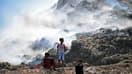 Des fumées toxiques s'échappent de la décharge de Ghazipur en Inde, le 22 avril 2024 