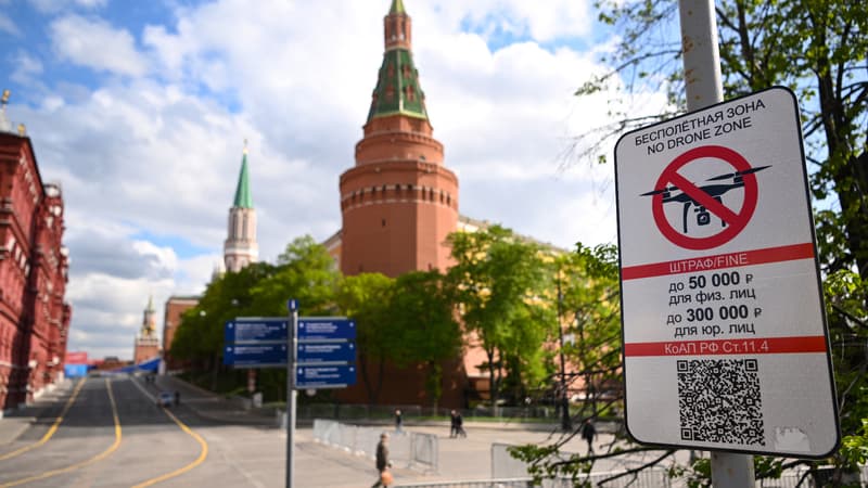 Un panneau annonçant une zone interdite aux drones à proximité du Kremlin à Moscou (Russie), le 3 mai 2023.