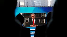 Le Premier ministre israélien Benjamin Netanyahu apparaît à distance lors du New York Times DealBook Summit 2025 au Jazz at Lincoln Center, le 3 décembre 2025 à New York. 