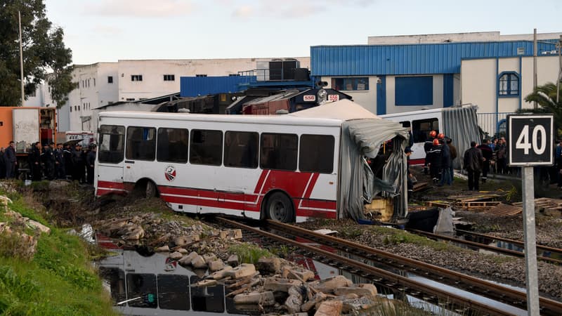 Une collision entre un bus et un train a fait 5 morts et plus de 50 blessés