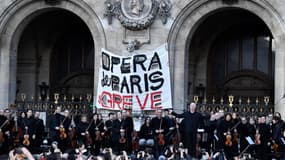 Les choristes et musiciens de l'Opéra de Paris devant le Palais Garnier, samedi 18 janvier 2019
