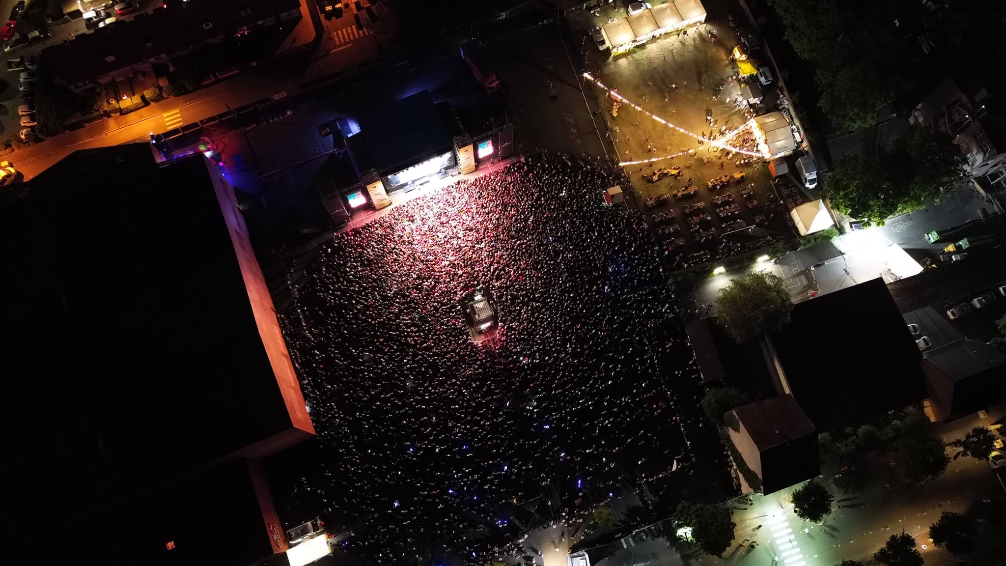 La place du forum de Saint-Louis lors de la 18e édition du festival Conç'Air en 2023.