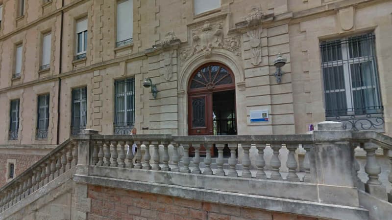 La façade du lycée Henri IV de Béziers.