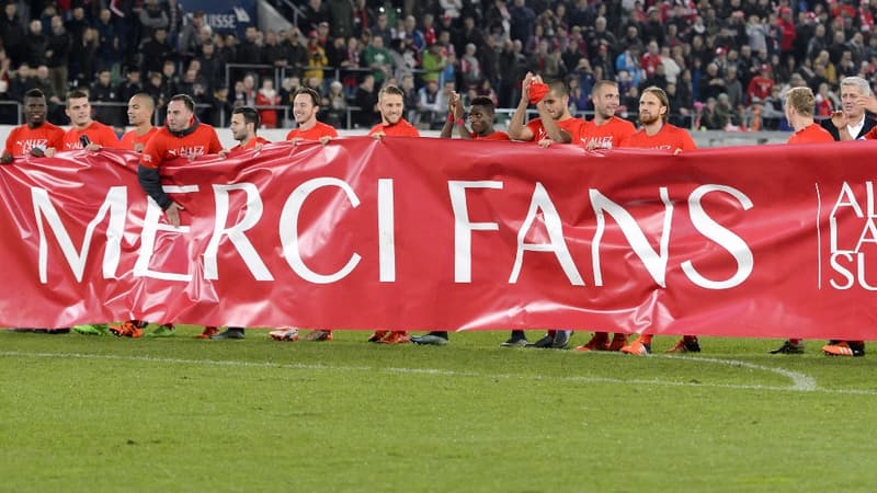 Les Suisses remercient leur public après leur qualification pour l'Euro