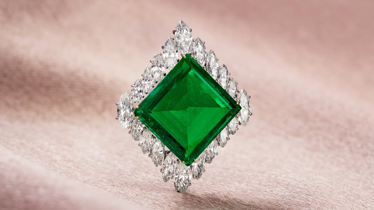 La broche émeraude mise aux enchères par Christie's