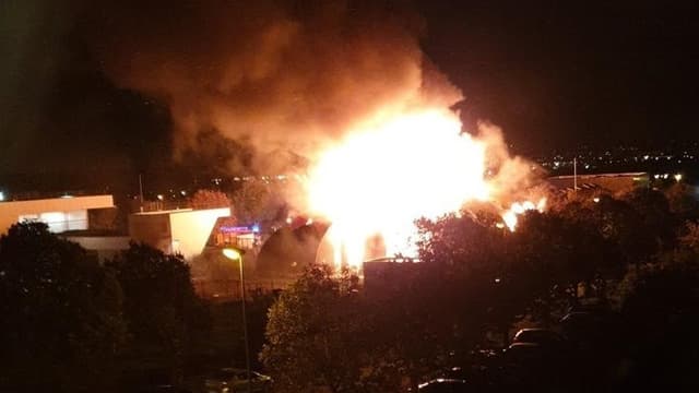 Le cirque de Chanteloup-Les-Vignes a été incendié samedi 2 novembre lors d'une nouvelle nuit de violences urbaines