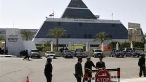 Policiers à l'entrée du principal hôpital de Charm el Cheikh, où Hosni Moubarak est hospitalisé depuis mardi. Selon une source proche de l'armée égyptienne, l'état de santé de l'ancien président reste stationnaire et il n'est pas question pour l'instant d