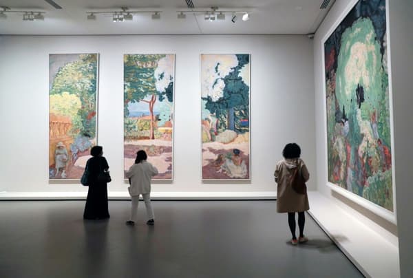 Des personnes regardent des peintures de Pierre Bonnard lors de la visite de presse de l'exposition Collection Morozov, le 15 septembre 2021