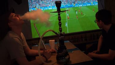 Fumeurs de chicha devant un match de football