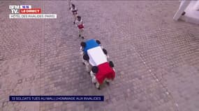 Hommage aux soldats tués au Mali: les treize cercueils quittent la cour des Invalides