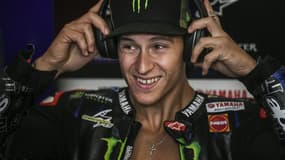 Le tout nouveau champion du monde de MotoGP, le Français Fabio Quartararo, lors d'une pause dans les stands pendant la 1ère séance d'essais du Grand Prix d'Algarve, le 5 novembre 2021 sur le Circuit International de Portimao (Portugal)