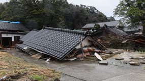 Une maison effondrée à Misaki, à Suzu, dans la préfecture d'Ishikawa le 7 janvier 2024 après le séisme qui a touché le Japon le 1er janvier