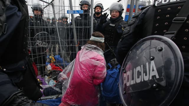 Des réfugiés passent la frontière entre la Croatie et la Slovénie, le 19 octobre, en fin de journée.