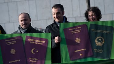 Au centre, Cem Oezdemir, co-dirigeant du parti écologiste "Die Grünen". Né en Allemagne, fils de Turcs d'Anatolie, il a obtenu la nationalité allemande en 1983. 11 ans plus tard, il fut le premier citoyen d'origine turque à être élu au Parlement.