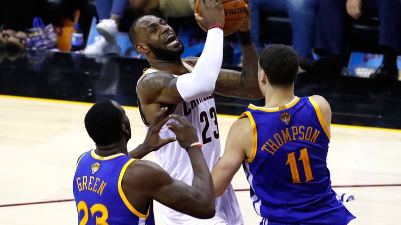 LeBron James face à Draymond Green et Klay Thompson