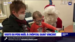 Lille: le Père Noël rend visite aux enfants de l'hôpital Saint-Vincent