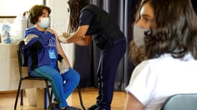 Un adolescent reçoit sa première dose de vaccin Pfizer/BioNTech dans une école de Quito, en Equateur, le 13 septembre 2021