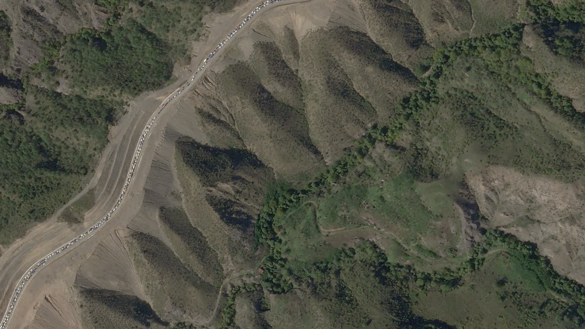 Une image satellite réalisée le 27 septembre 2023 qui montre l'autoroute entre Kornidzor et Stepanakert dans le district de Latchine en Azerbaïdjan où les réfugiés arméniens affluent du Haut-Karabagh.