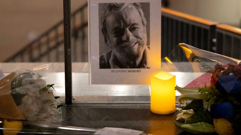 Un mémorial a été ouvert pour le parolier. 