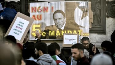 Une pancarte "Non au 5e mandat" lors d'une manifestation contre la candidature d'Abdelaziz Bouteflika à sa succession, le 24 février 2019 à Paris.