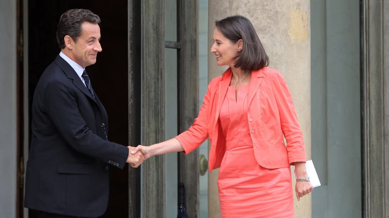 Nicolas Sarkozy serre la main de Ségolène Royal, le 21 juin 2007 à l'Elysée à Paris. 