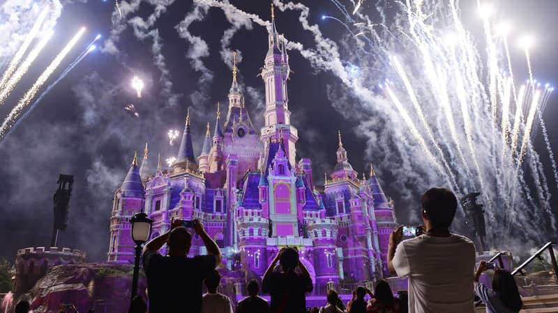 Des feux d'artifice tirés au Shanghai Disneyland en juin 2017, un an après son ouverture