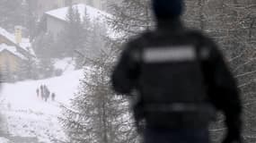 Un groupe de migrants marche du côté italien de la frontière avec la France, près de Claviere et Montgenèvre, dans les Alpes, le 8 décembre 2023. 