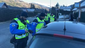Les gendarmes samedi 28 décembre 2024 à Pont-du-Fossé (Hautes-Alpes), menant une opération de contrôles. 