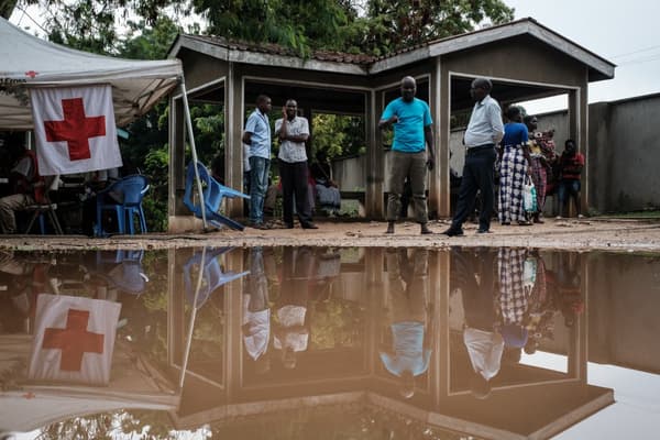 Des proches attendent des nouvelles dans la forêt de Shakahola, où 98 corps ont été exhumés jusqu'à présent, à la morgue de l'hôpital de Malindi Sub-County, à Malindi, le 26 avril 2023.