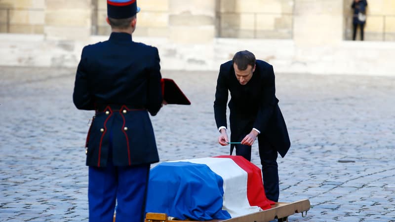 Emmanuel Macron dépose un crayon sur le cercueil de Jean d'Ormesson, aux Invalides, le 8 décembre 2017.