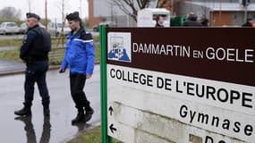 Des policiers montent la garde à proximité d'un établissement scolaire de la ville de Dammartin-en-Goële.