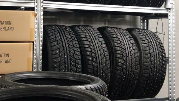 Plusieurs dizaines de pneus cloutés sont rangées dans le garage Lapland Ice Driving. Ils sont changés environ tous les 3 jours.