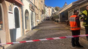 Un périmètre de sécurité dressé autour de ma place des Cardeurs à Aix-en-Provence (Bouches-du-Rhône) après l'évacuation de bâtiments fragilisés le mercredi 22 novembre 2023.