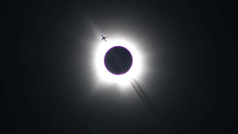 Un avion, le Soleil et la Lune: l'incroyable photo de l'éclipse totale prise aux États-Unis