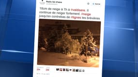 "18 cm de neige à 7h à Val d'Isère, il continue de neiger fortement", écrit Radio Val d'Isère sur son compte twitter ce samedi. 