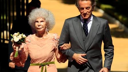 L'une des aristocrates les plus riches d'Europe, la duchesse d'Albe, 85 ans, a épousé mercredi dans un palais de Séville Alfonso Diez, un fonctionnaire provincial de vingt-quatre ans son cadet. /Photo prise le 5 octobre 2011/REUTERS/Marcelo Del Pozo