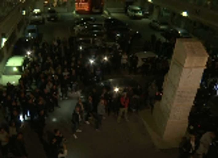 A Marseille, quelque 200 policiers sont venus soutenir leurs collègues convoqués. A Marseille, quelque 200 policiers sont venus soutenir leurs collègues convoqués.