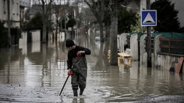 Un habitant nettoie des débris d'une rue inondée à Villeneuve-Saint-Georges, au sud de Paris, le 25 janvier 2018. (Photo d'illustration)