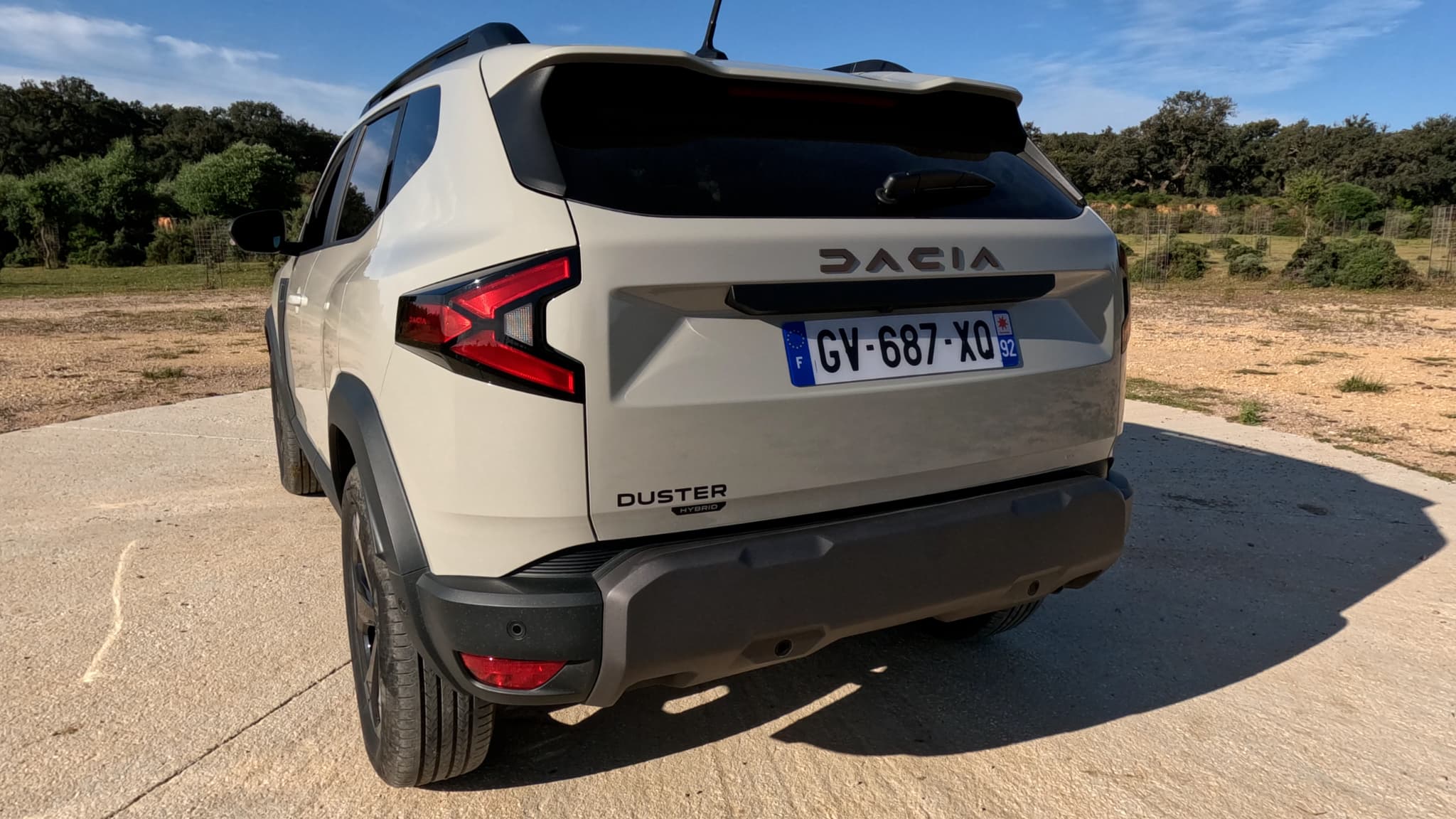 Plus de deux tiers des clients de la 2e génération du Duster optaient pour une finition haut de gamme, mais Dacia continue sur ce Duster III de proposer des versions d'entrée de gamme à des prix très compétitifs. Plus de deux tiers des clients de la 2e génération du Duster optaient pour une finition haut de gamme, mais Dacia continue sur ce Duster III de proposer des versions d'entrée de gamme à des prix très compétitifs.