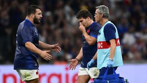 Antoine Dupont salué par Dorian Aldegheri au moment de quitter le terrain sur blessure lors du match de Coupe du monde France-Namibie (96-0), le 21 septembre 2023
