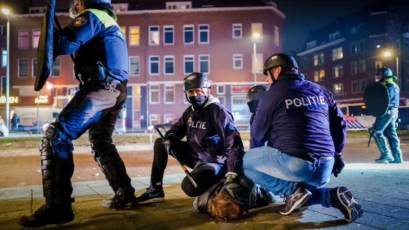 La police interpellant un manifestant à Rotterdam lundi soir.