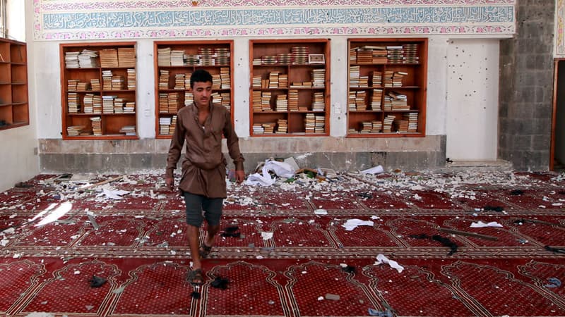 Un homme constate les dégâts dans la mosquée sud de Sanaa après le triple attentat-suicide, le 20 mars 2015