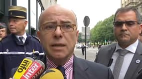 Bernard Cazeneuve avant la réunion entre syndicats et préfet de police 