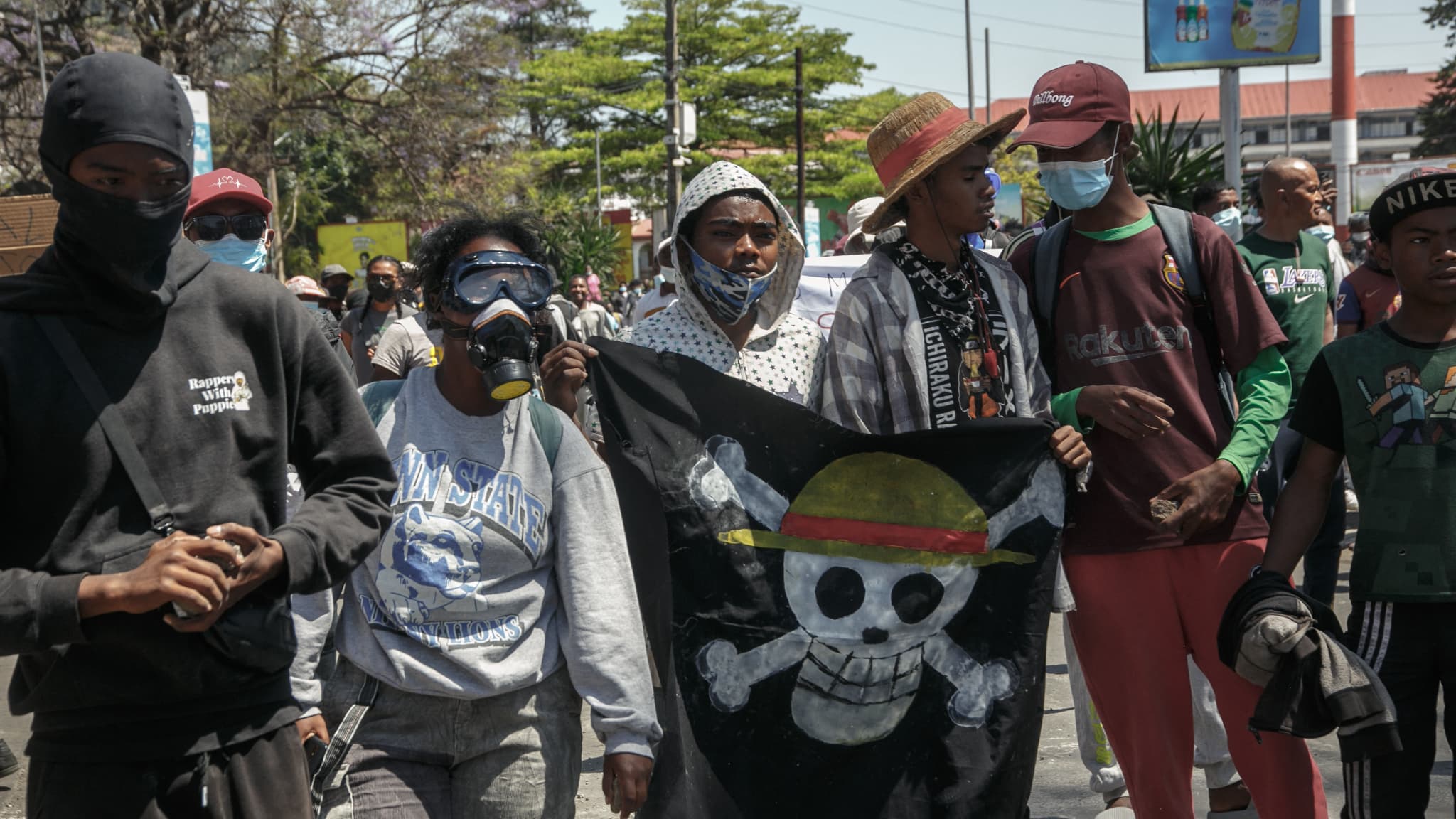 Des étudiants brandissent un drapeau arborant le logo du célèbre manga japonais One Piece, à Antananarivo, le 9 octobre 2025. Des étudiants brandissent un drapeau arborant le logo du célèbre manga japonais One Piece, à Antananarivo, le 9 octobre 2025.