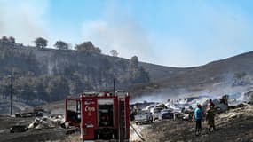 Un camion de pompiers près d'une ferme détruite par les flammes, près de Volos, ce jeudi.